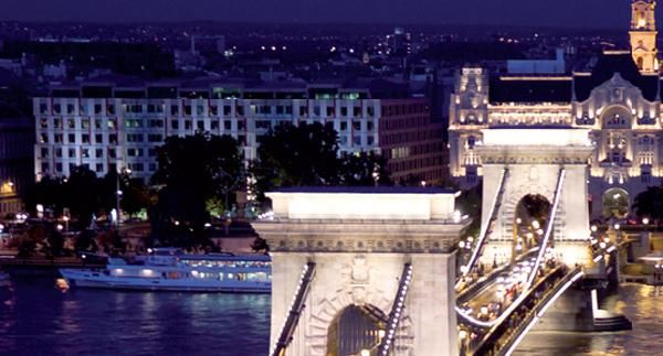 Vista del Puente de las Cadenas desde el Palacio Real.