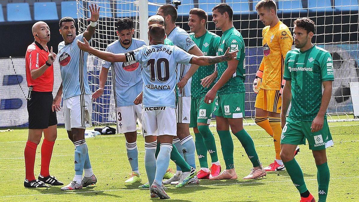 Los jugadores del Celta protestan a González Fuertes después de que señalase penalti a favor del Betis.