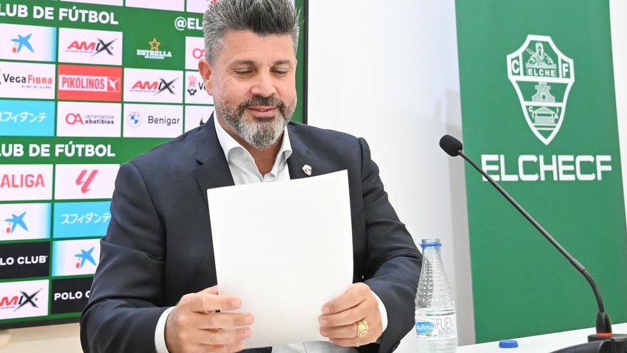 Bragarnik mira unos papeles durante su última comparecencia ante la prensa.