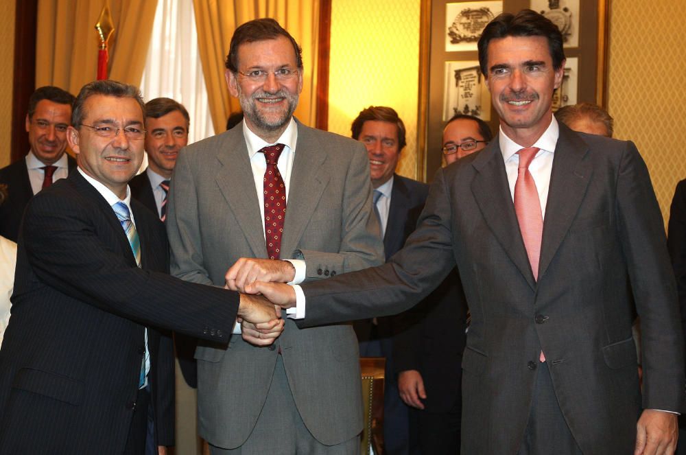 Mariano Rajoy y Paulino Rivero, de Coalición Canaria, junto a José Manuel Soria, momentos antes firmar un acuerdo de gobierno en Canarias en 2007.