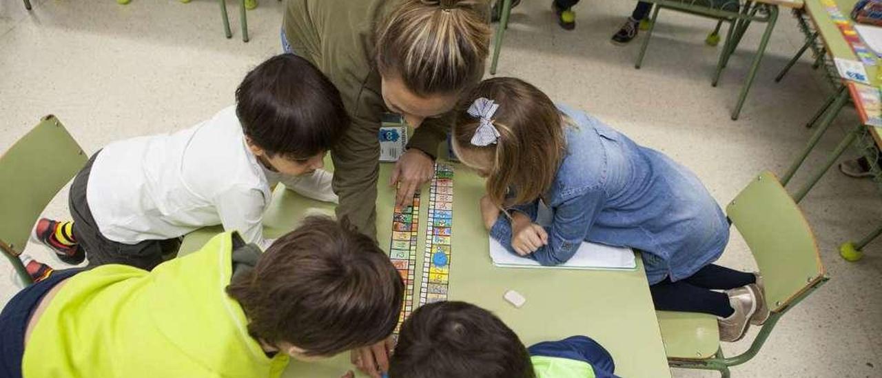 La profesora Reyes Garzón, con cuatro de sus alumnos de Infantil.