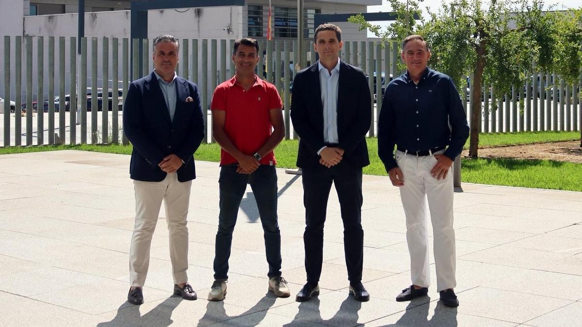 Los representantes de los cuatro clubs extremeños tras firmar el acuerdo.