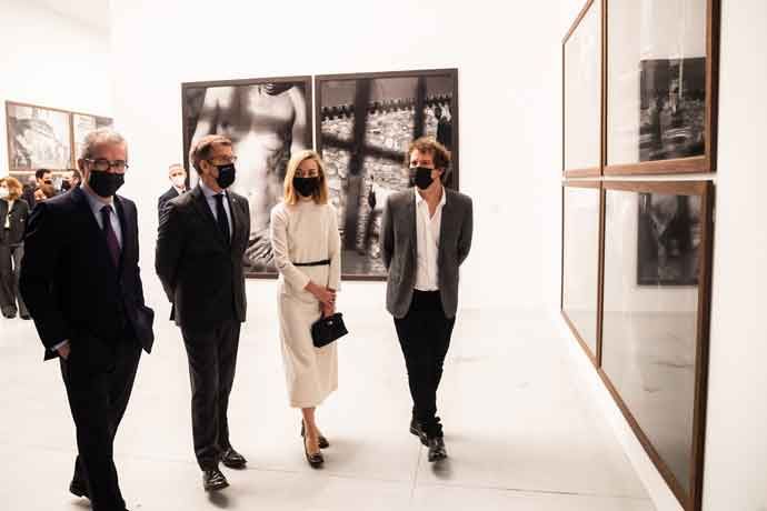 Pablo Isla, Alberto Núñez Feijóo, Marta Ortega y Benjamin Lindbergh en la visita inaugural a la exposición