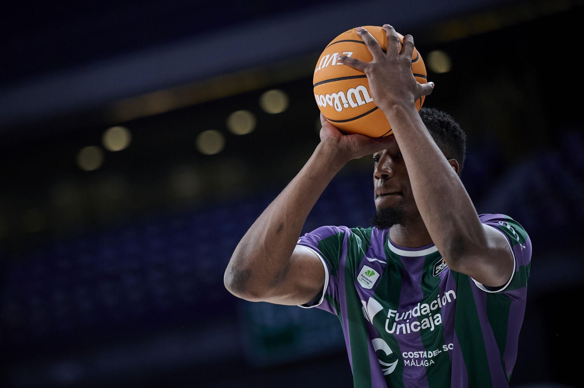 Llegada del Unicaja al Movistar Arena y calentamiento de los verdes