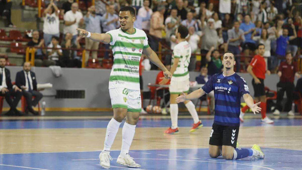 El tailandés Muhammad Osamanmusa celebra su gol con el Córdoba Futsal ante el Betis en el Palacio Vista Alegre.