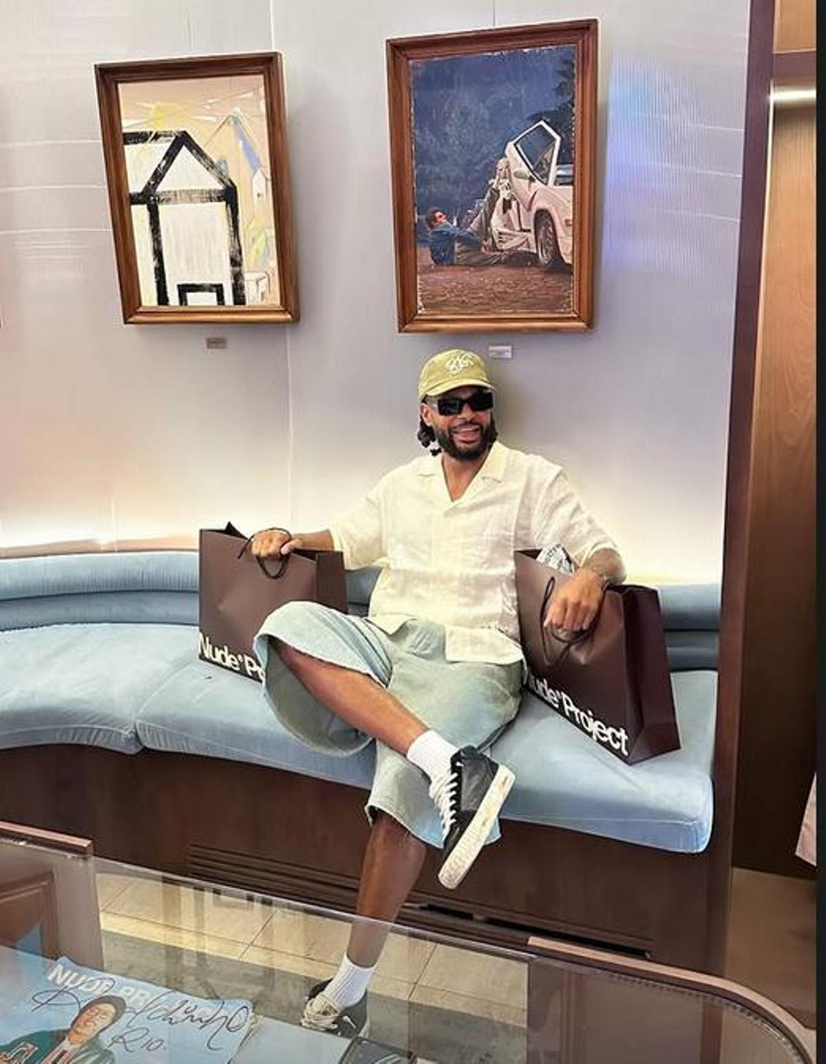 Patty Mills, en la tienda de Nude Project en la que compró los bolsos para sus compañeros.