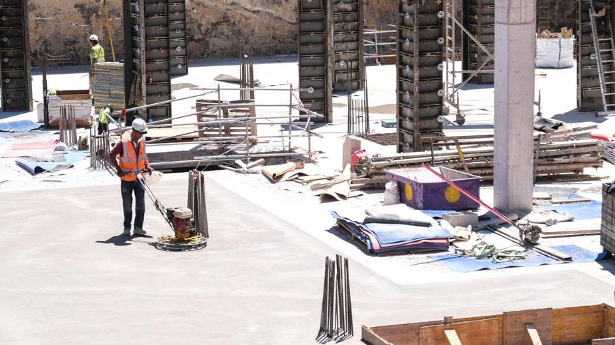 Trabajadores en las obras para construir un edificio en Elche, en una imagen de archivo.