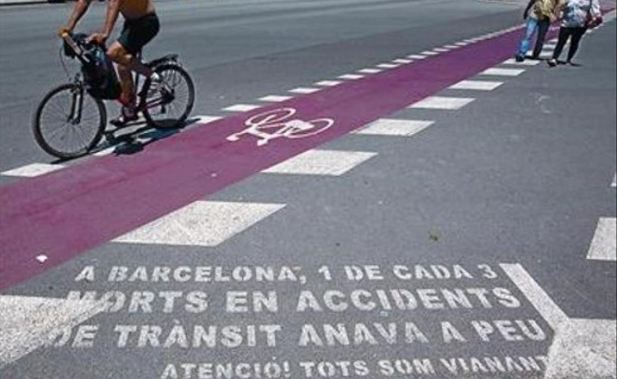 Cruce de la Meridiana con Arago  con un carril bici  un paso de peatones y un mensaje superpuestos en la calzada     FRANCESC CASALS