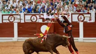 "Toros en Oviedo": el grito de una peña taurina durante la feria de Gijón