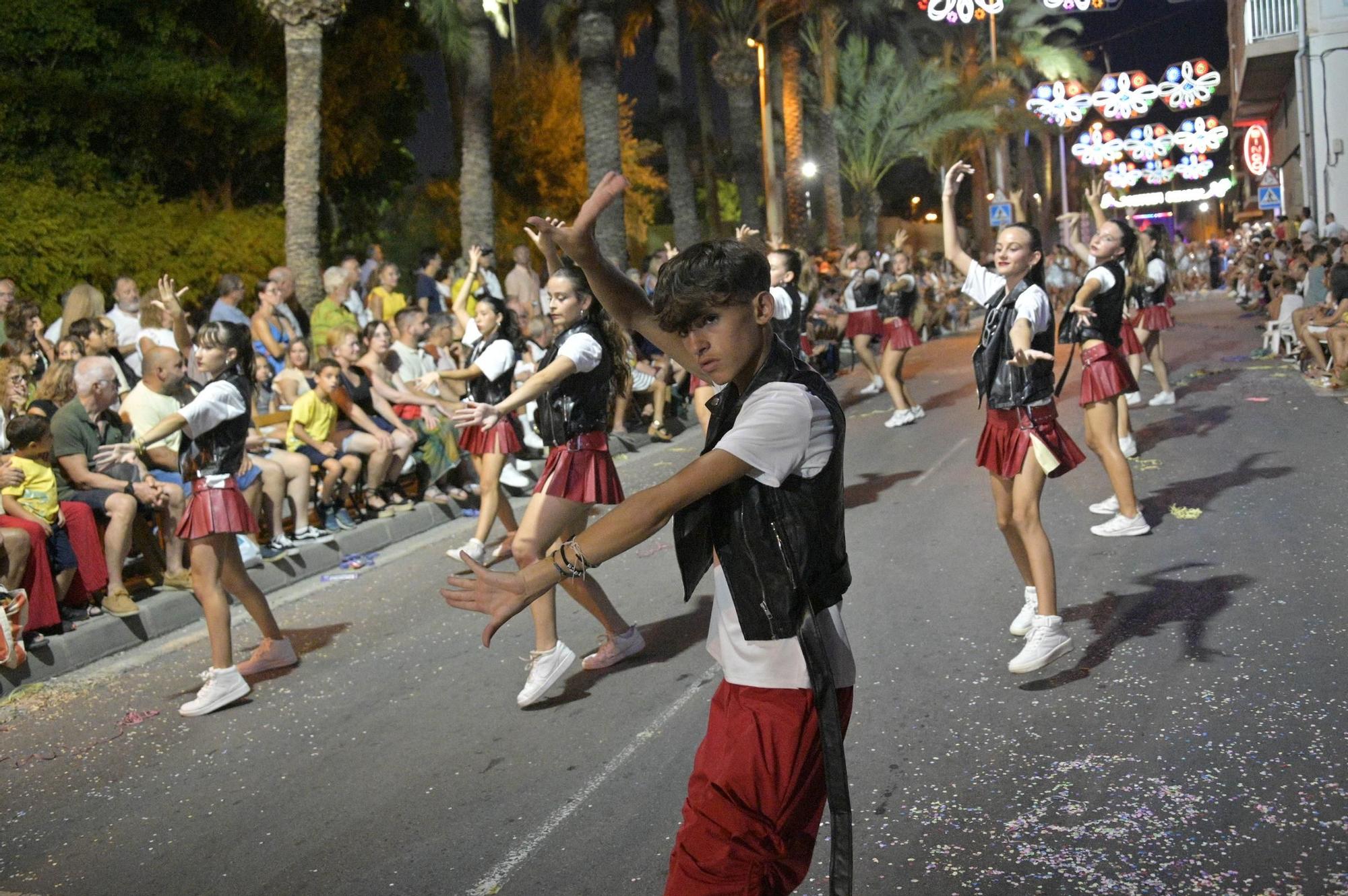 Derroche de musica y color en Santa Pola