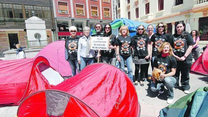 Trabajadores de Alas, ayer, junto a las tiendas de campaña colocadas en la plaza del Ayuntamiento.