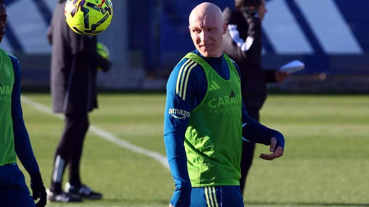 Valery, amb la pilota durant un entrenament del Reial Saragossa.