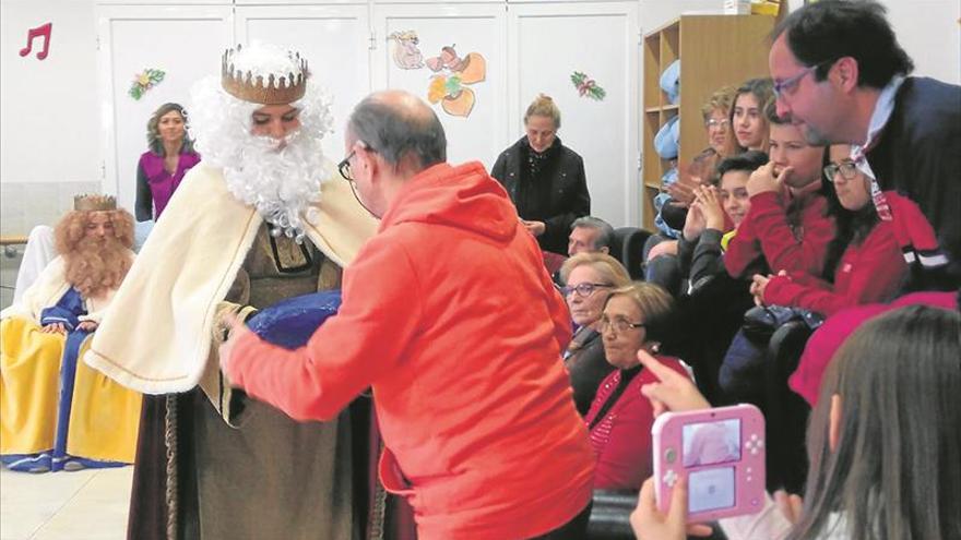 Los Reyes Magos visitan a los enfermos de alzhéimer