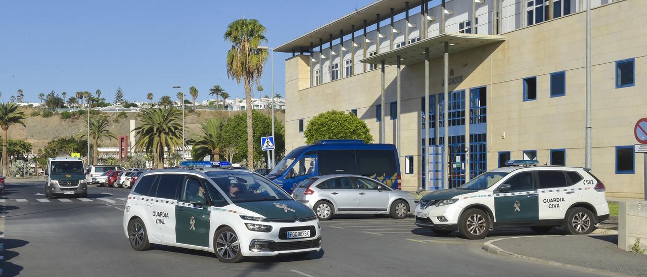 Dos vehículos de la Guardia Civil, frente a la sede de los juzgados de Maspalomas