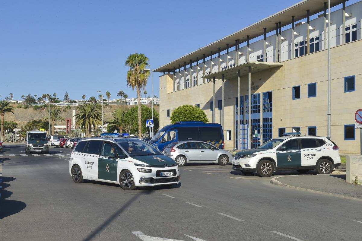 Dos vehículos de la Guardia Civil, frente a la sede de los juzgados de Maspalomas