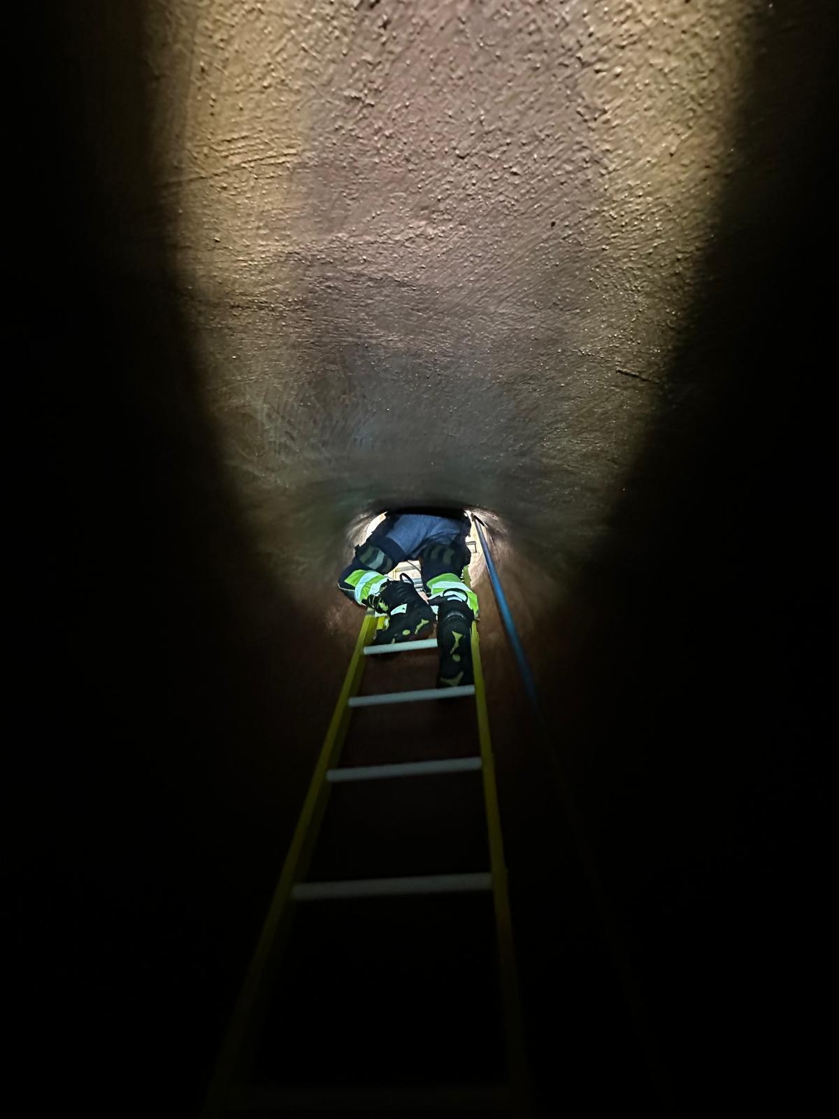 El estrecho hueco de salida de la cisterna
