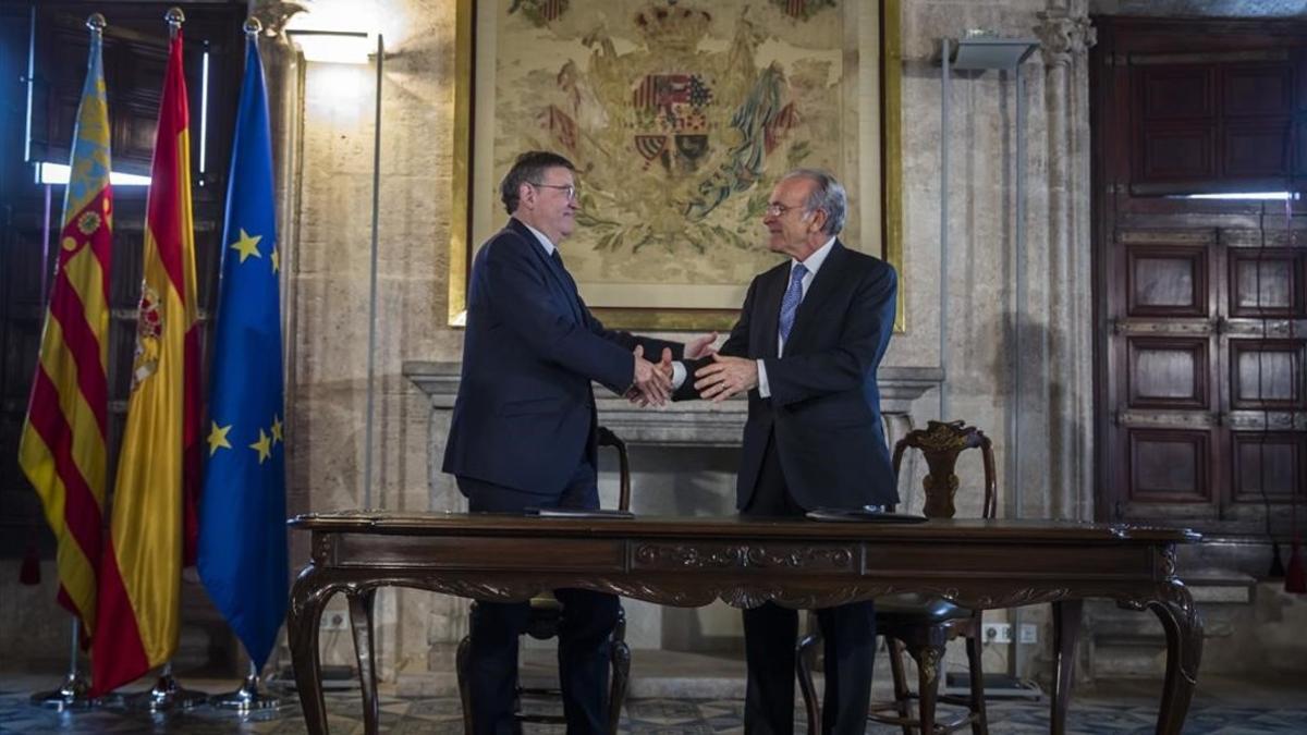 El presidente de la Generalitat valenciana, Ximo Puig, y el de la Fundació Bancària La Caixa, Isidre Fainé, firman un covenio de colaboración.