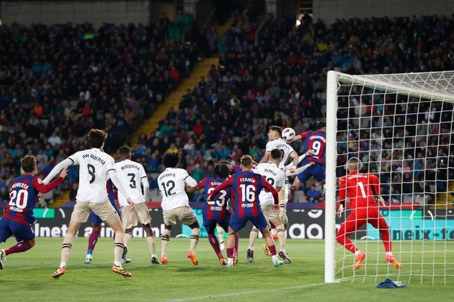 FC Barcelona - Valencia CF, el partido de la jornada 33 de LaLiga EA Sports, en imágenes.