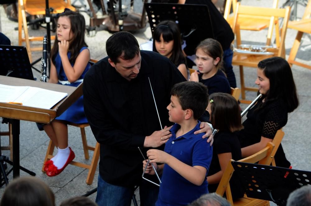 La explanada del Auditorio Municipal sirvió como escenario para la última actuación del curso de los alumnos de la Escola Municipal de Música "Bernardo del Río" de Vilagarcía