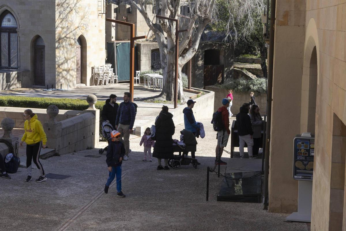 Visitantes del castillo a la entrada de la fortaleza, donde se sitúa el restaurante-cafetería.