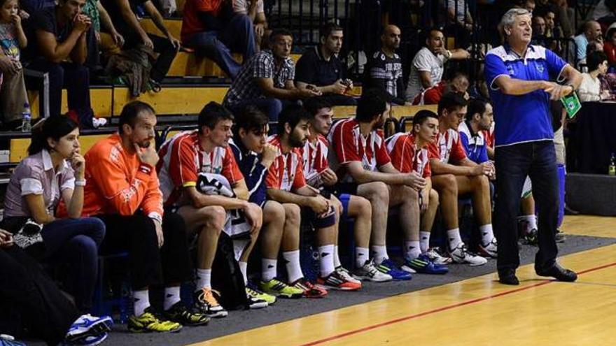 Víctor García, &quot;Pillo&quot;, junto a los jugadores de su banquillo en el duelo ante el Aragón. // Gonzalo Núñez