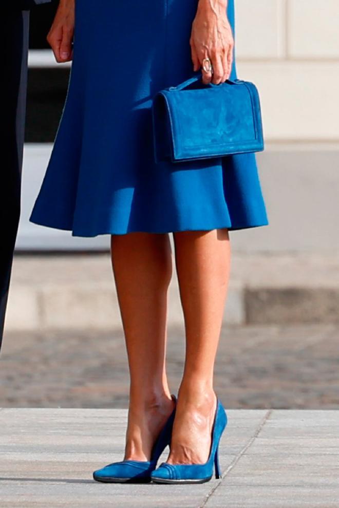 La reina Letizia apuesta por un 'total look' en color azul en Alemania, con salones y bolso de estreno de Magrit