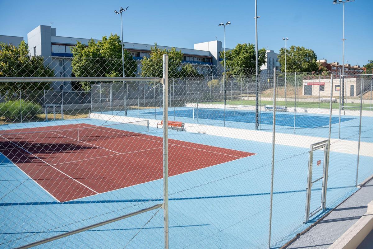 Pistas de tenis con césped artificial.