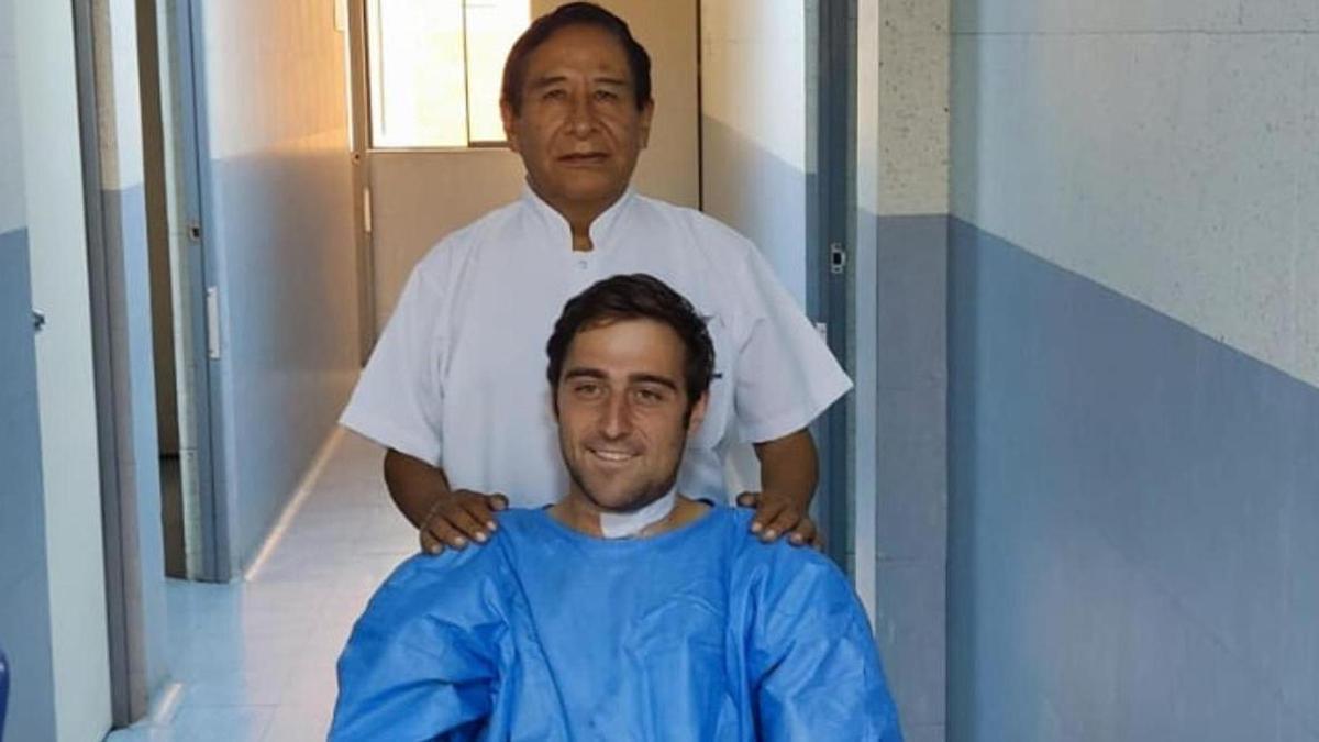 El torero Jordi Pérez 'El Niño de las Monjas' y el cirujano César Baltazar, en el hospital de Perú.