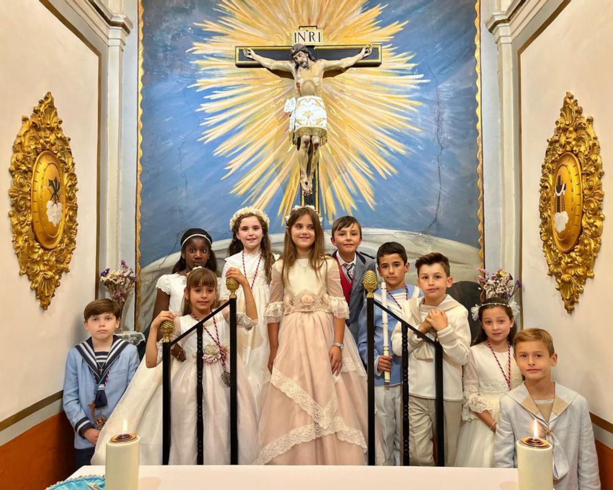 Los niños de primera comunión posaron junto al Cristo del Calvario.