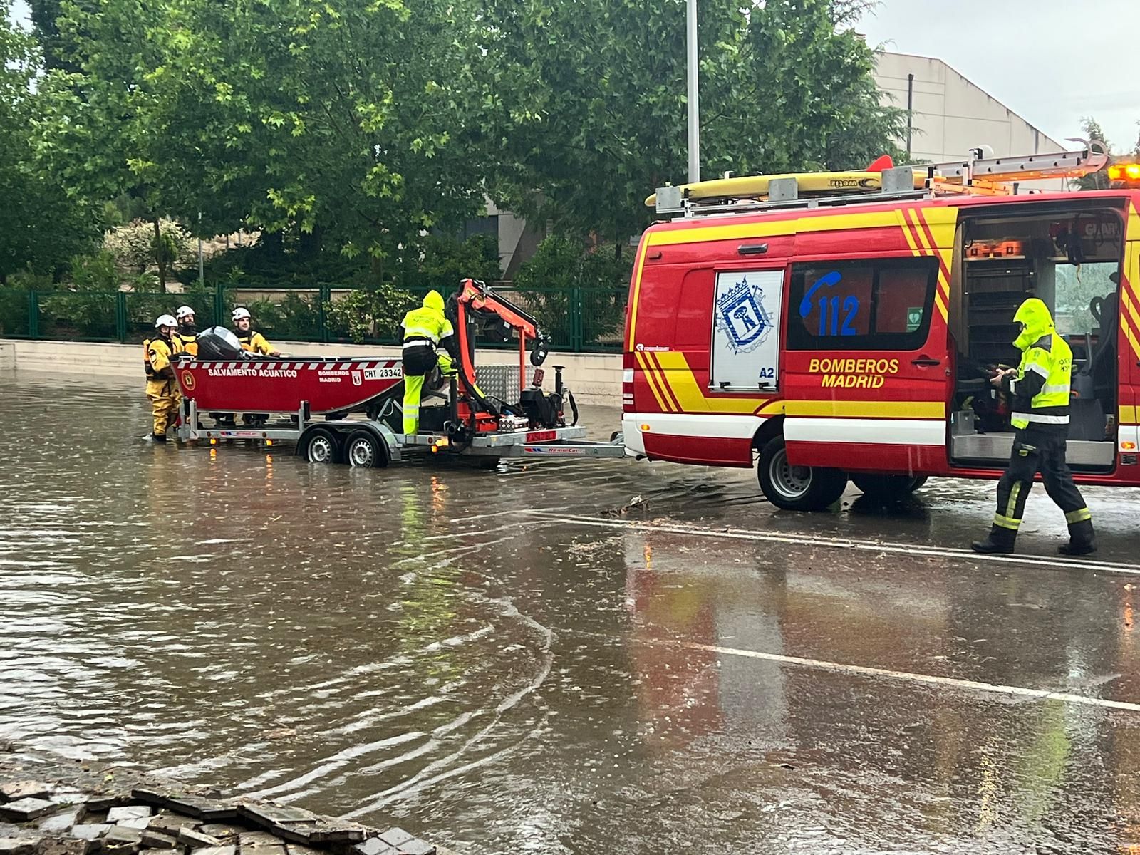 Una lancha de bomberos actuando en la anegada calle de Costa Brava de Mirasierra, en Madrid.