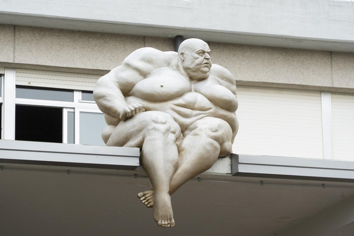 Escultura de Ramón Conde en el IES Sardiñeira