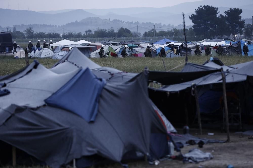 La policía griega comenzó esta mañana a desalojar el campamento improvisado de Idomeni, en la frontera con Macedonia, donde se encuentran más de 8.400 refugiados.