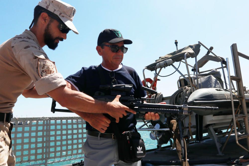 El buque de la Armada 'Infanta Cristina' abre sus puertas al público durante los dos días que estará atracado en el muelle dos del Puerto de Málaga.