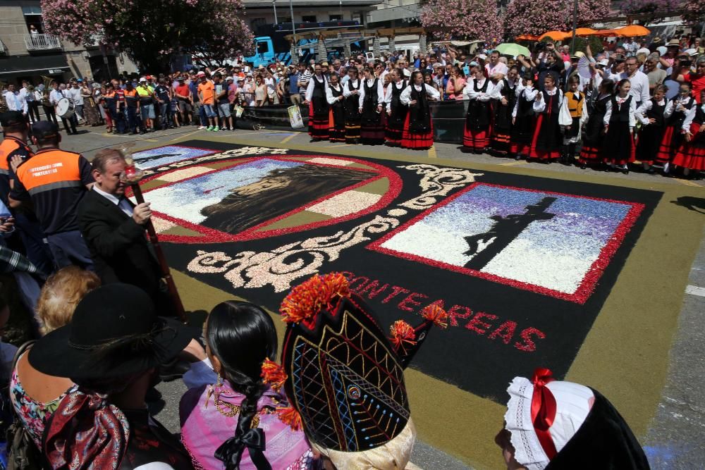 Miles de personas abarrotan las calles de la villa del Tea para disfrutar del Corpus y de las alfombras florales.