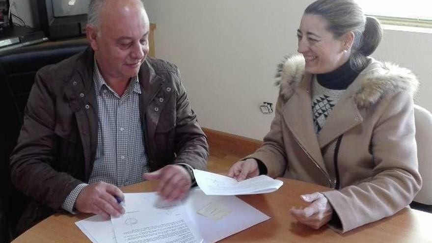 Andrés Iglesias y Gracia María Regojo, en la firma del convenio. // FdV