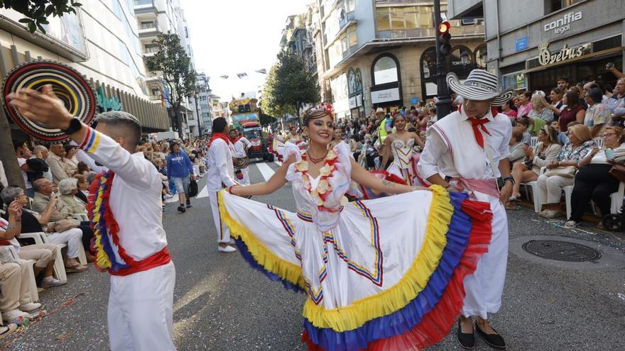 El desfile del Día de América en Asturias llena las calles de Oviedo