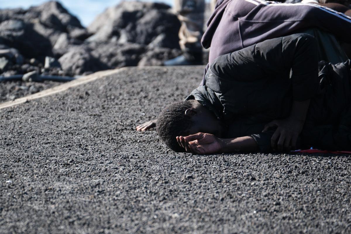 Un migrante llegado a Tenerife tras ser rescatado a bordo de un cayuco.