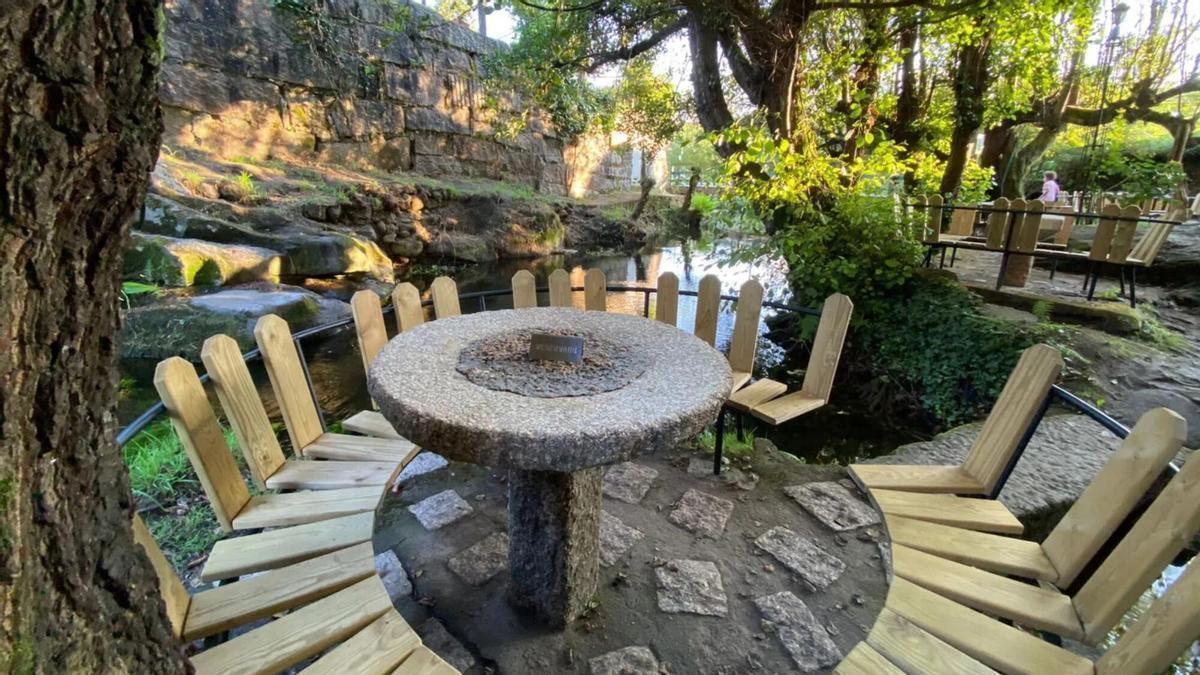 Una de las mesas redondas de la terraza exterior de este restaurante de Redondela.