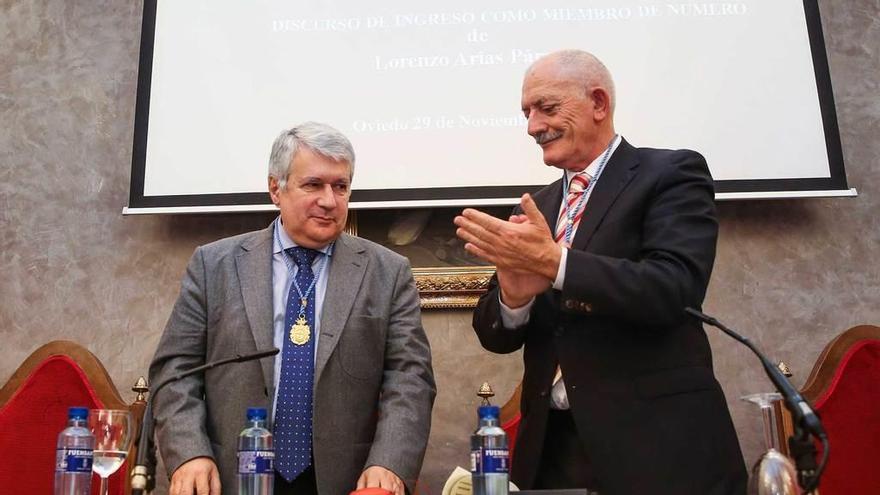 Lorenzo Arias Páramo con la medalla del RIDEA, junto a Ramón Rodríguez.