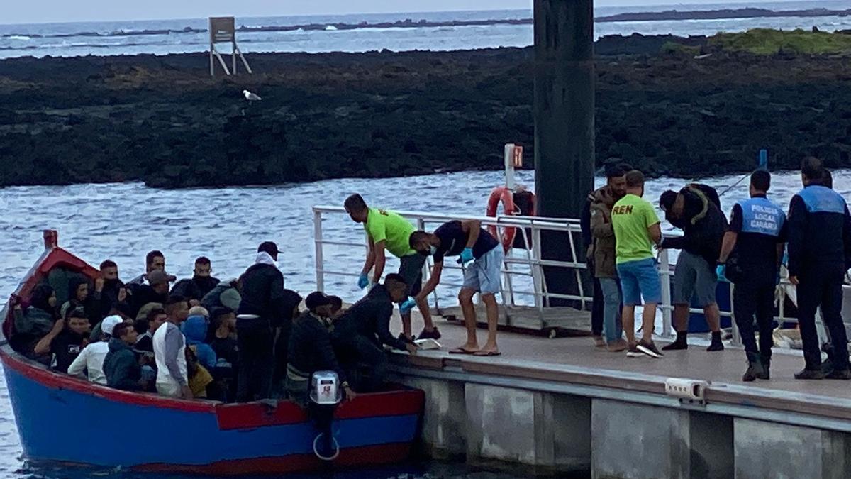 Inmigrantes desembarcan de una patera en un pantalán del puerto de Órzola, en Lanzarote (14/10/2021)