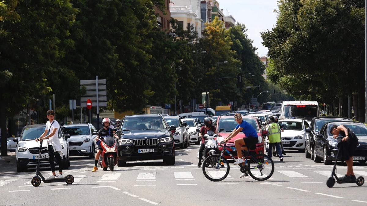 Patinetes y bicicletas circulan en Córdoba.