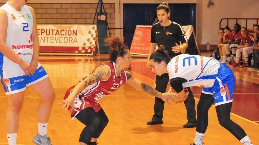 Salomé García trata de jugar el bloqueo directo con Andrea Ríos ante la defensa de Jackson. // I. Abella