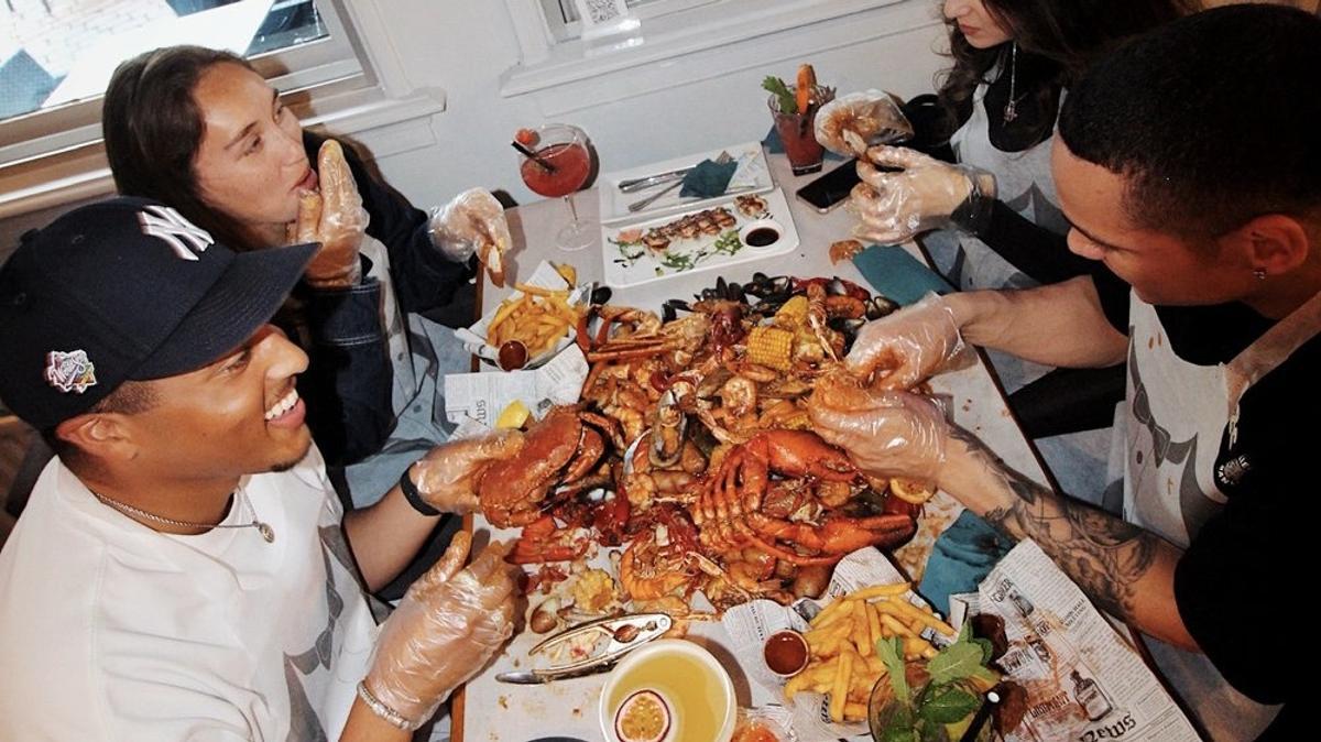 Así se come el marisco en WOW Crab.