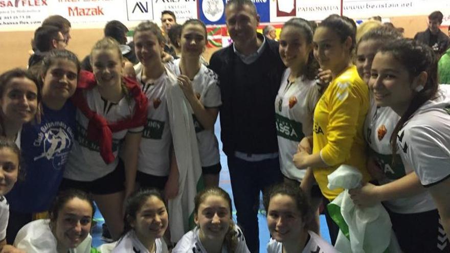 Las nuevas campeonas de España junto al seleccionador absoluto de balonmano