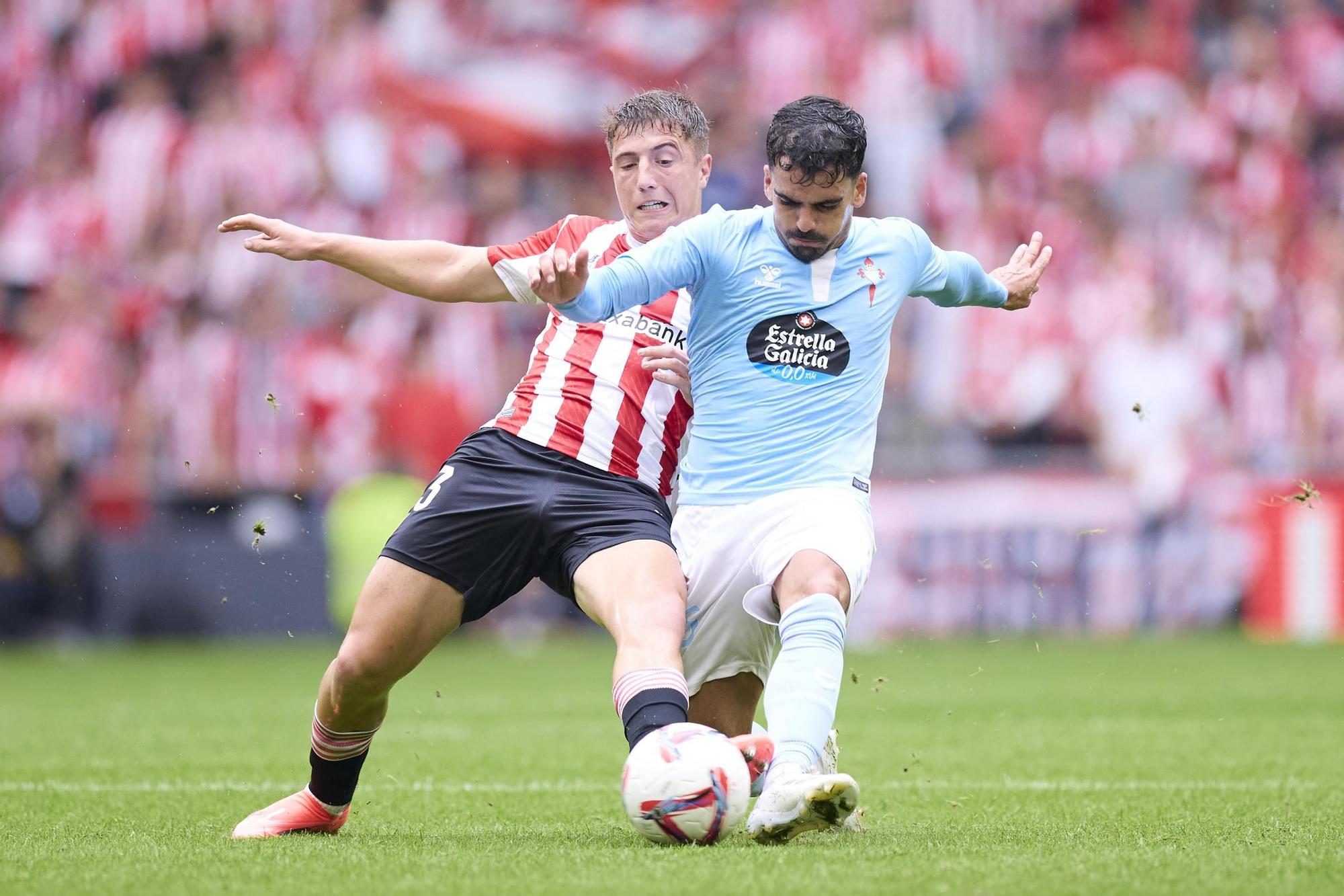 Mikel Jaureguizar of Athletic Club competes for the ball with Damian Rodriguez of RC Celta de Vigo during the LaLiga EA Sports match between Athletic Club and RC Celta de Vigo at San Mames on September 22, 2024, in Bilbao, Spain. AFP7 22/09/2024 ONLY FOR USE IN SPAIN / Ricardo Larreina / AFP7 / Europa Press;2024;SPAIN;Soccer;Sport;ZSOCCER;ZSPORT;Athletic Club de Bilbao v RC Celta de Vigo- La Liga EA Sports;