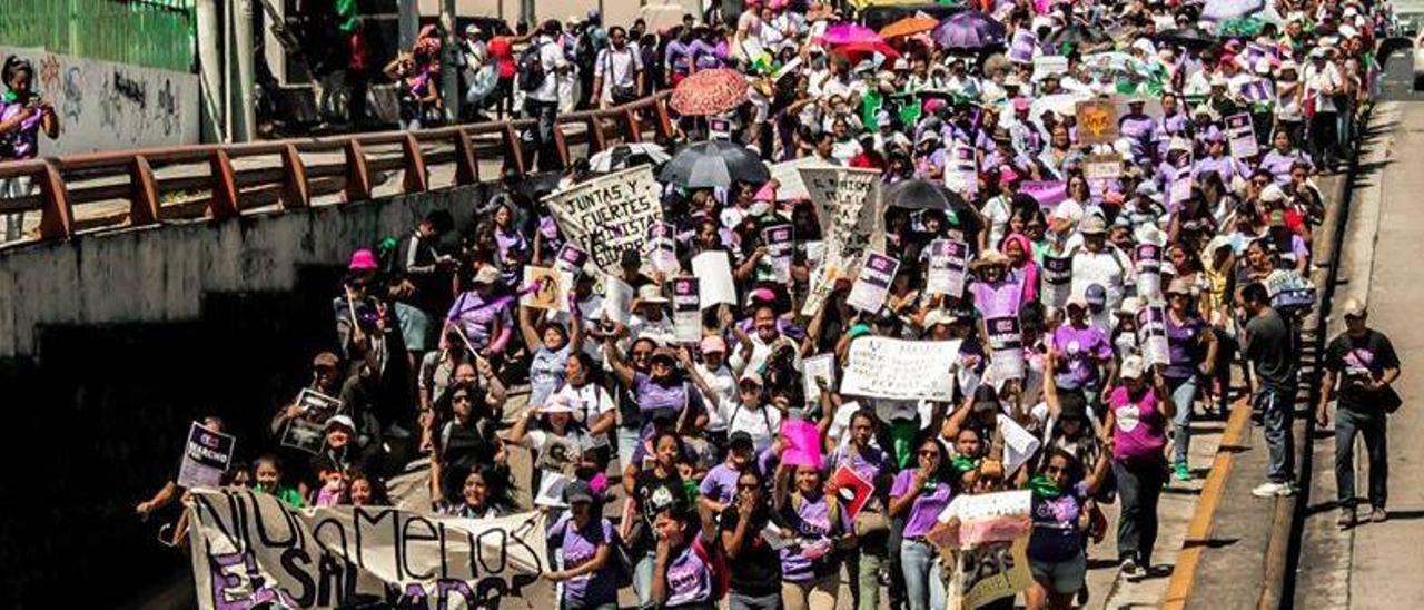 Manifestación en El Salvador convocada por el colectivo feminista Ni Una Menos.