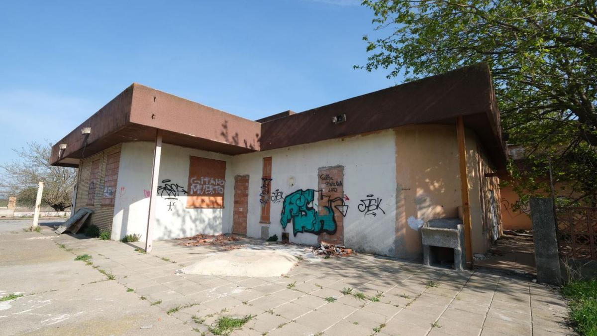 L’antiga llar d’infants Ramon Reig va ser ocupada fa uns anys i està en estat de degradació | BORJA BALSERA