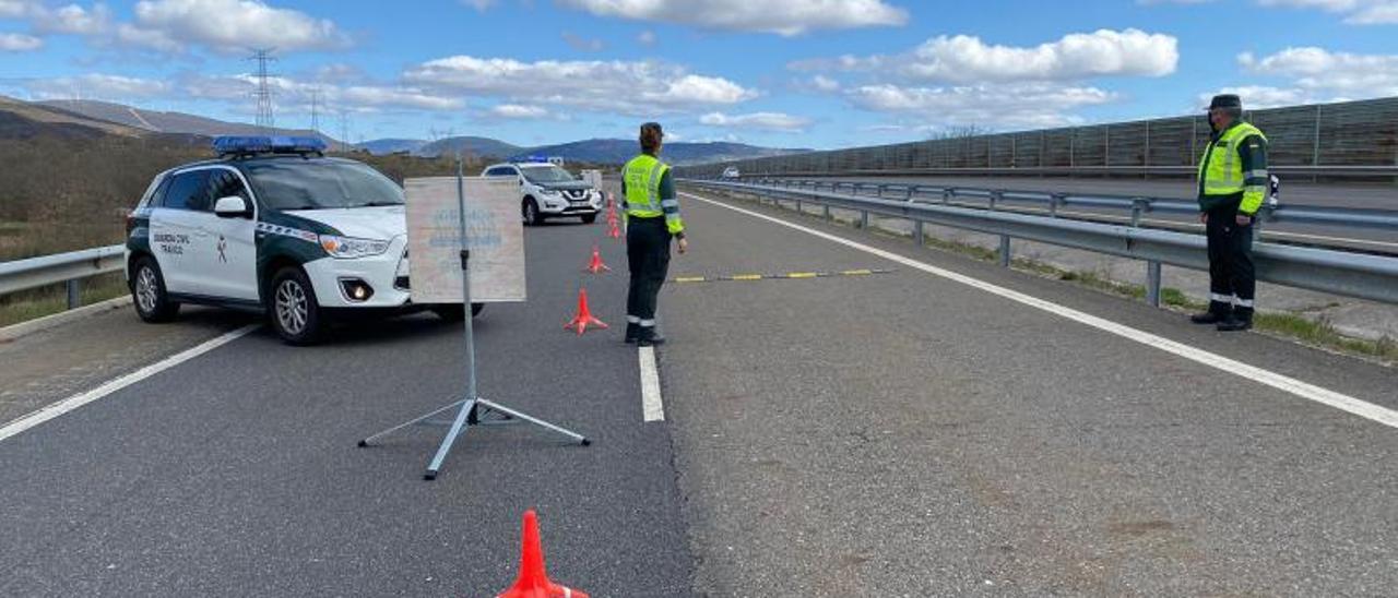 Un control de la Guardia Civil de Tráfico en uno de los acceso a Ourense.   | // F. C.