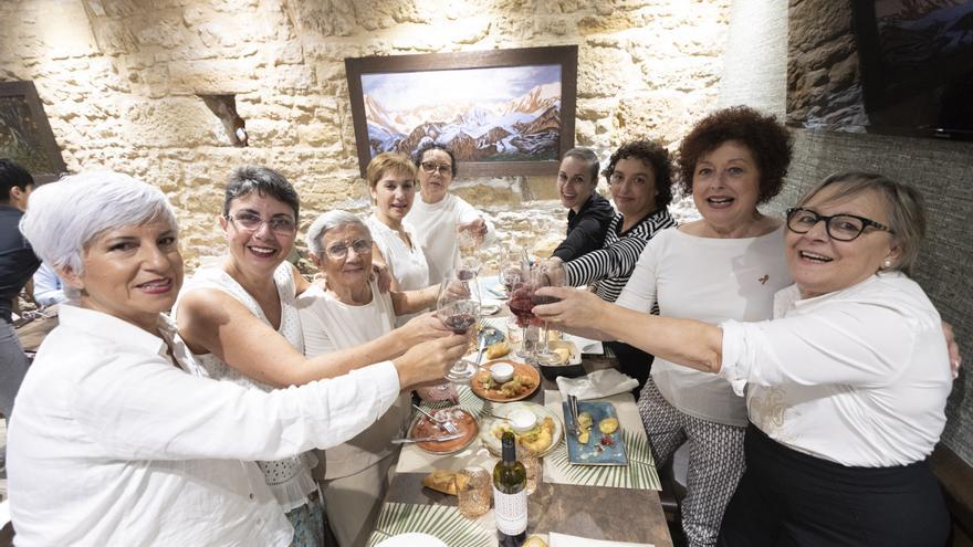 La comida en la que se celebra la vida: cinco pacientes oncológicas se reúnen en Oviedo para apoyarse