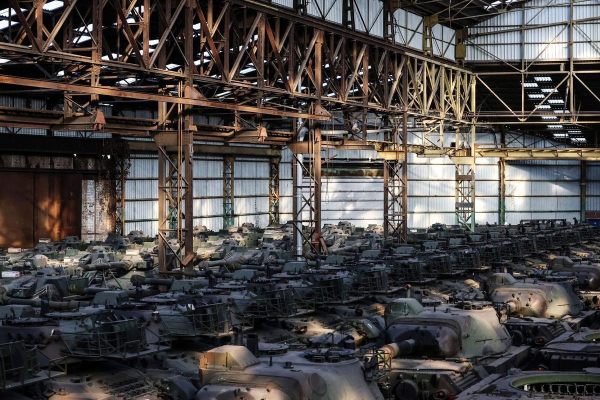 Líneas de tanques Leopard 1 de fabricación alemana en un hangar de OIP Land Systems SA en Tournai, Bélgica